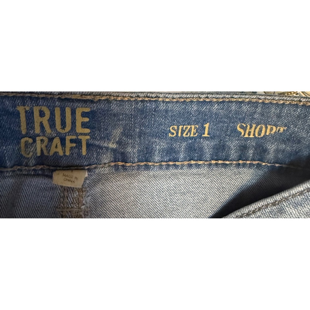 True Craft Denim Shorts Size‎ 1 Juniors Light Wash Ripped Distressed Raw Hem - Picture 3 of 3